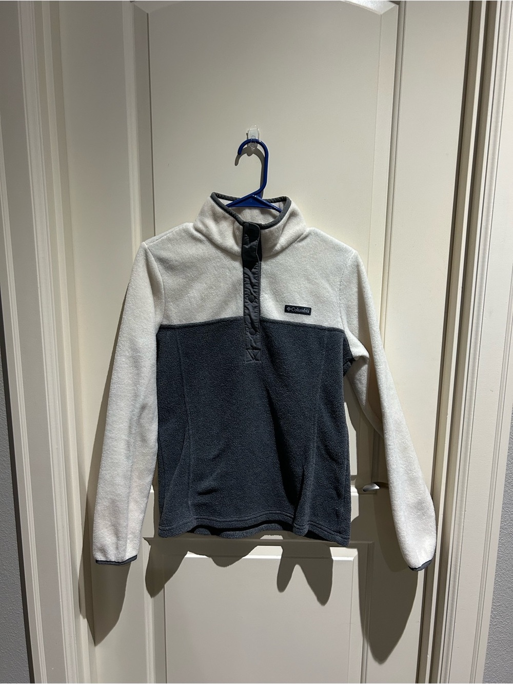 Columbia Two-Tone White and Dark Gray Fleece Snap Pullover
